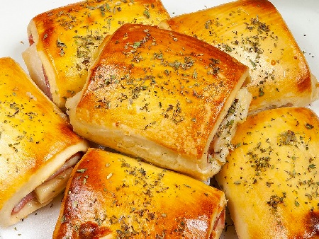 Печени сандвичи с шунка, горчица и сирене чедър за закуска - снимка на рецептата